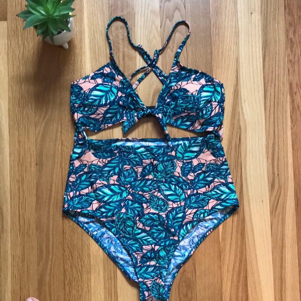 CUPSHE Tropical Cutout Onepiece